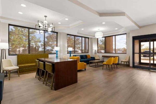 Comfort Suites Augusta image 22