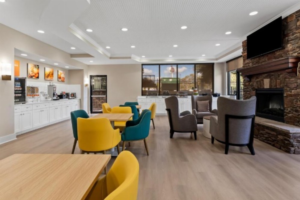 Comfort Suites Augusta image 27